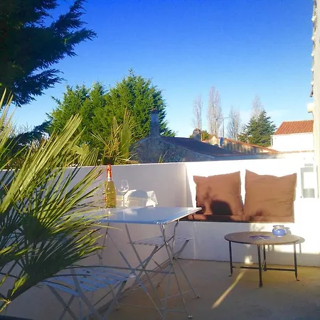 Une Maison Blanche B&B 울론 쉬르 메르